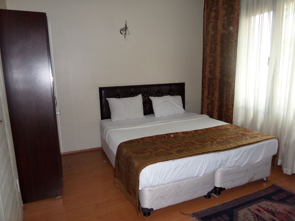 ROOM, DOUBLE BED