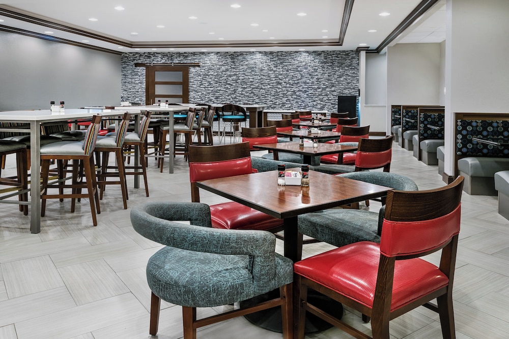 Holiday Inn Hotel & Suites College Station-Aggieland 47/69