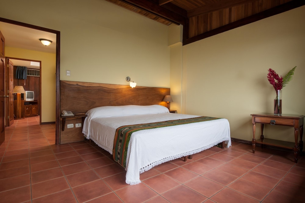 Arenal Lodge 12/73