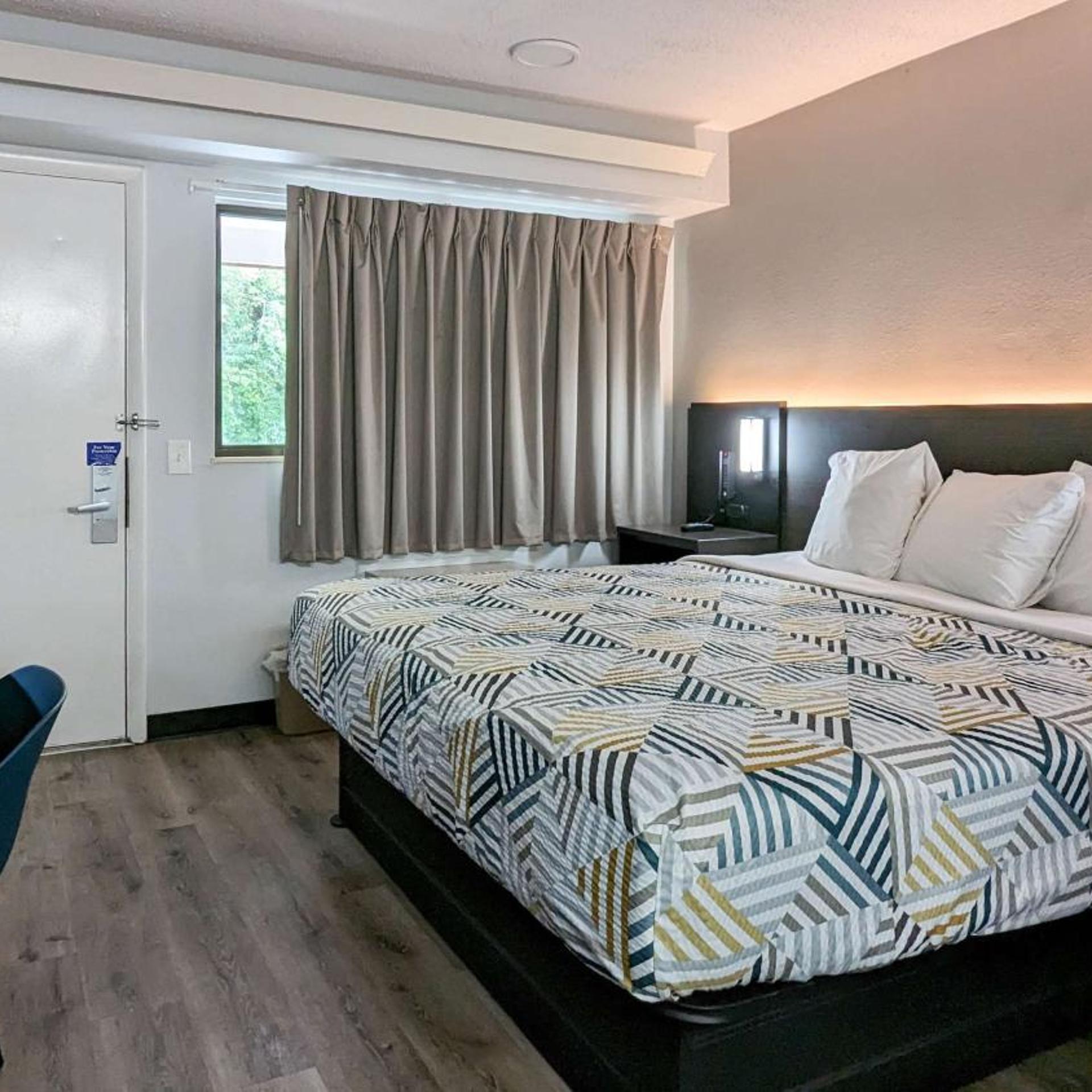 1 Queen Bed - Smoking, Micfridge