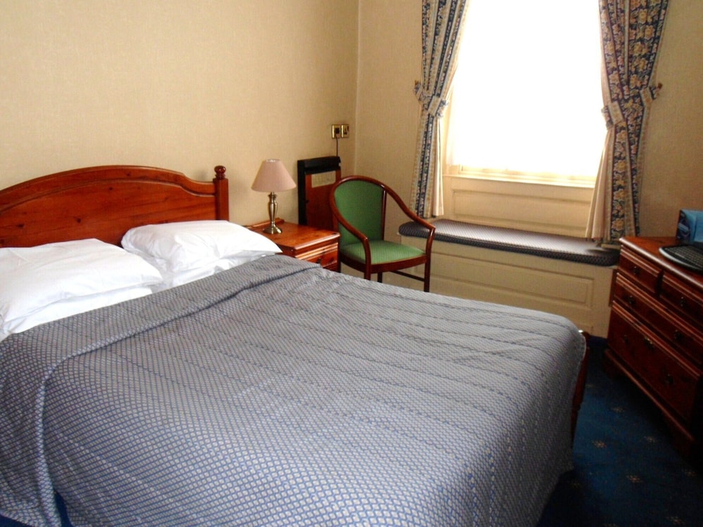 Three Queens Hotel 8/50