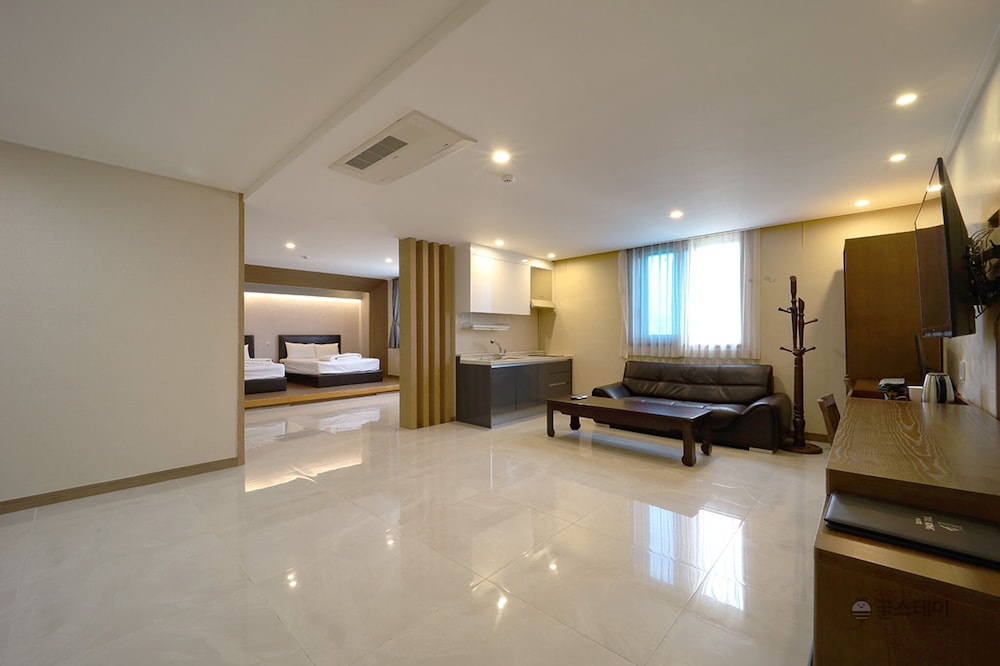 The King Hotel 35/50