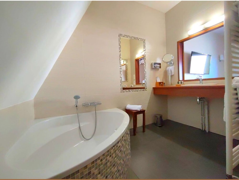 AUBERGE DE LA TOUR 39/40