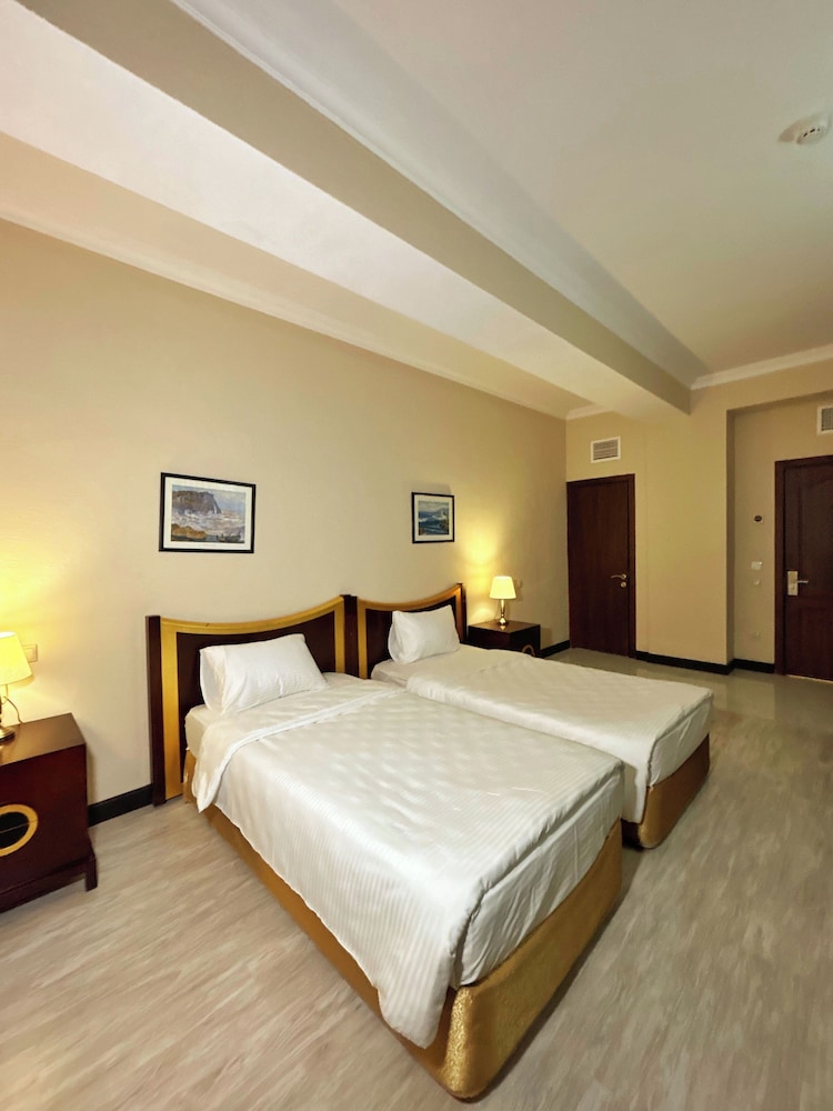 The Crown Hotel 6/50