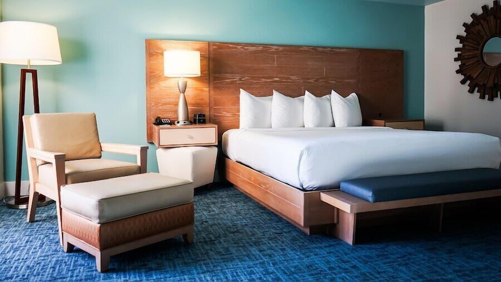 SUITE, KING BED, CORNER