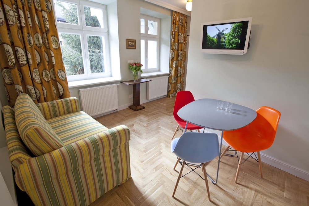 CRYSTAL SUITES CHEZ HELENA 47/64
