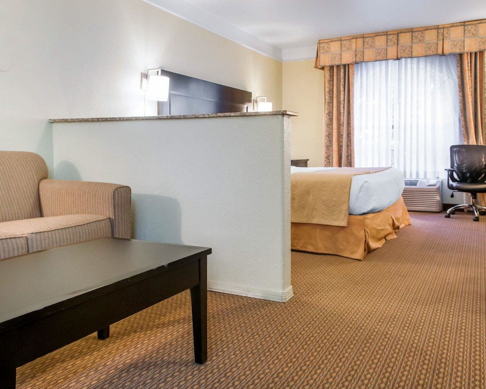 Quality Inn and Suites Gallup I-40 Exit 20 26/32