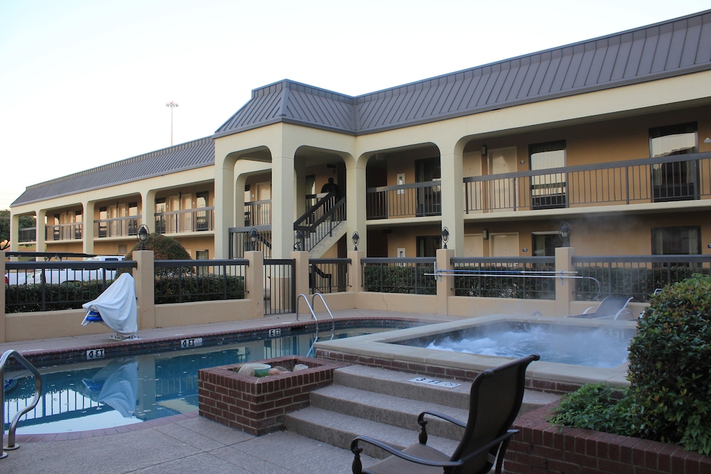 Days Inn By Wyndham Longview South 7/25