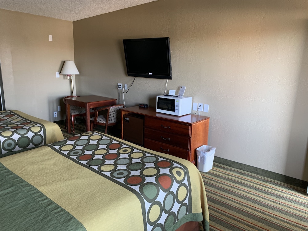 Super 8 By Wyndham Ridgecrest 18/44