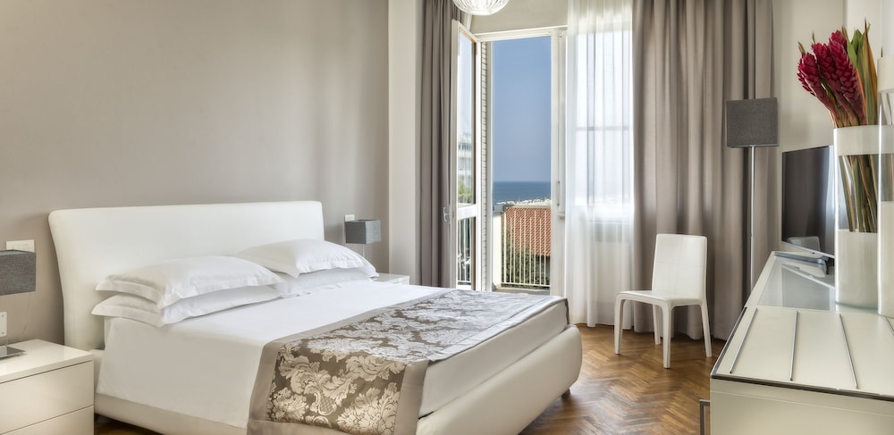CLASSIC, DOUBLE OR TWIN BED, BALCONY