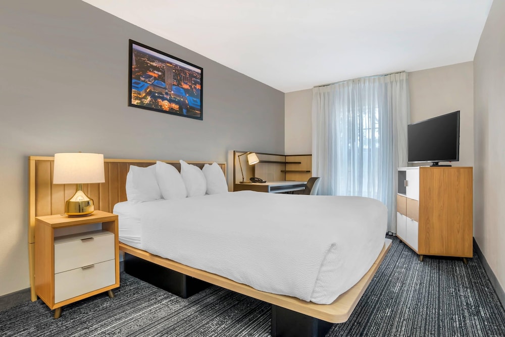 SUITE, MULTIPLE BEDS