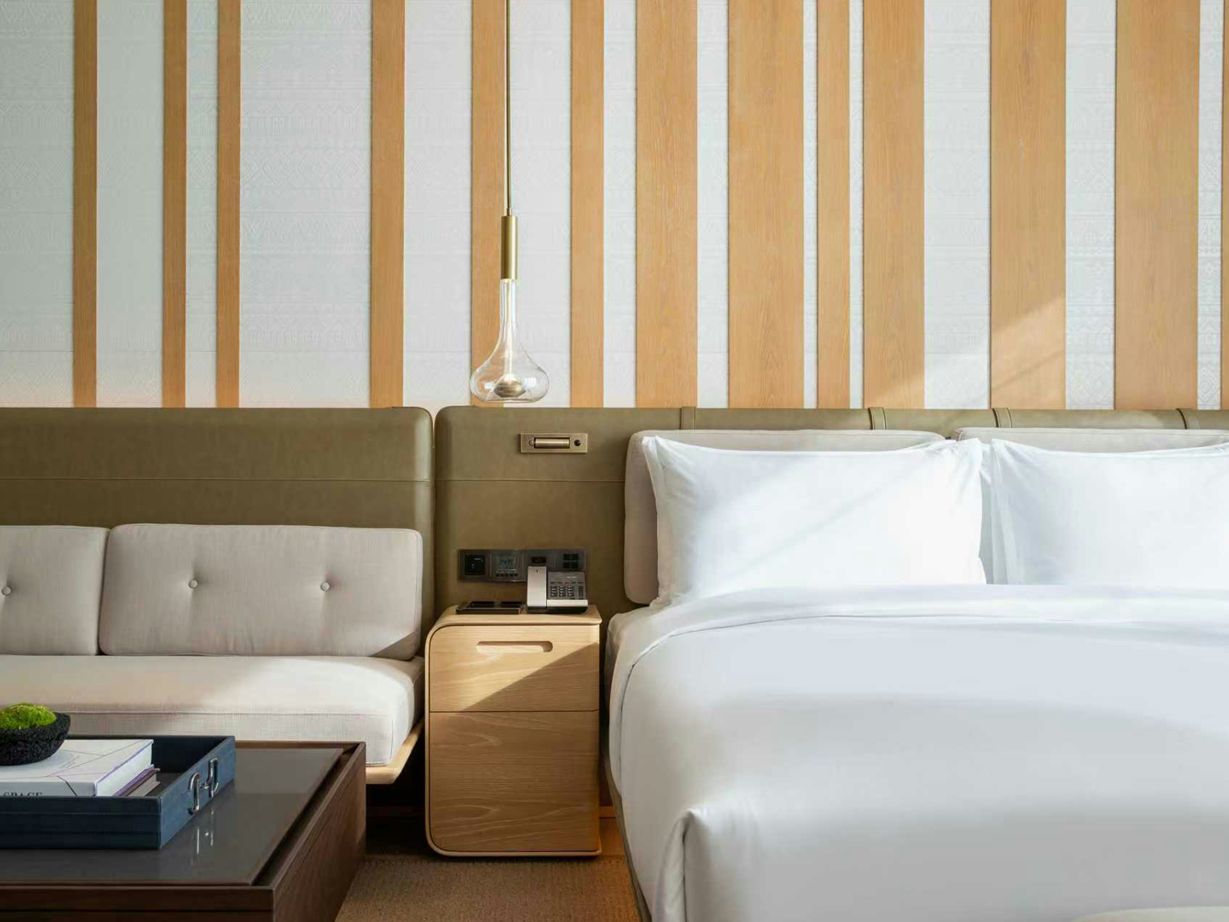 DELUXE, KING BED