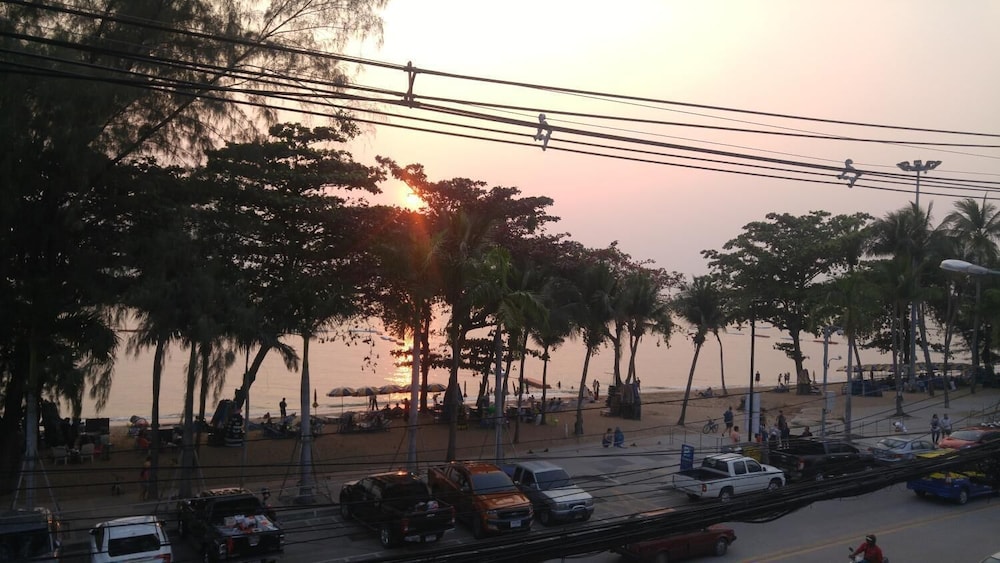 Jomtien Boathouse 50/56
