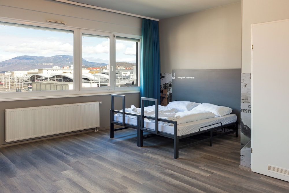 ROOM, SINGLE, TWIN BEDS
