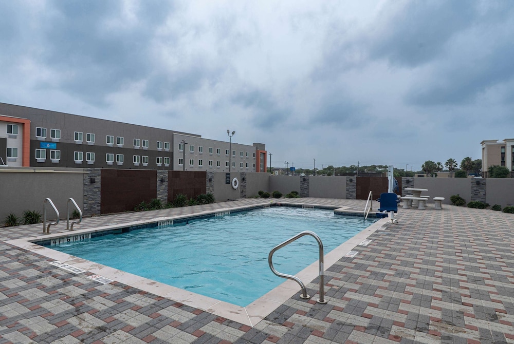 La Quinta Inn & Suites by Wyndham Corpus Christi Southeast 53/56