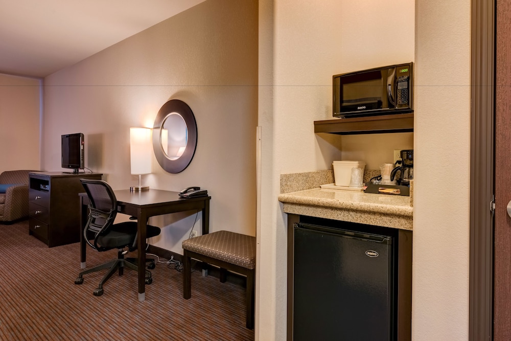 Comfort Inn And Suites 23/29