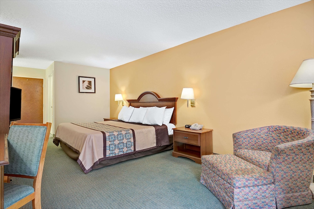Days Inn By Wyndham Burlington East 25/31