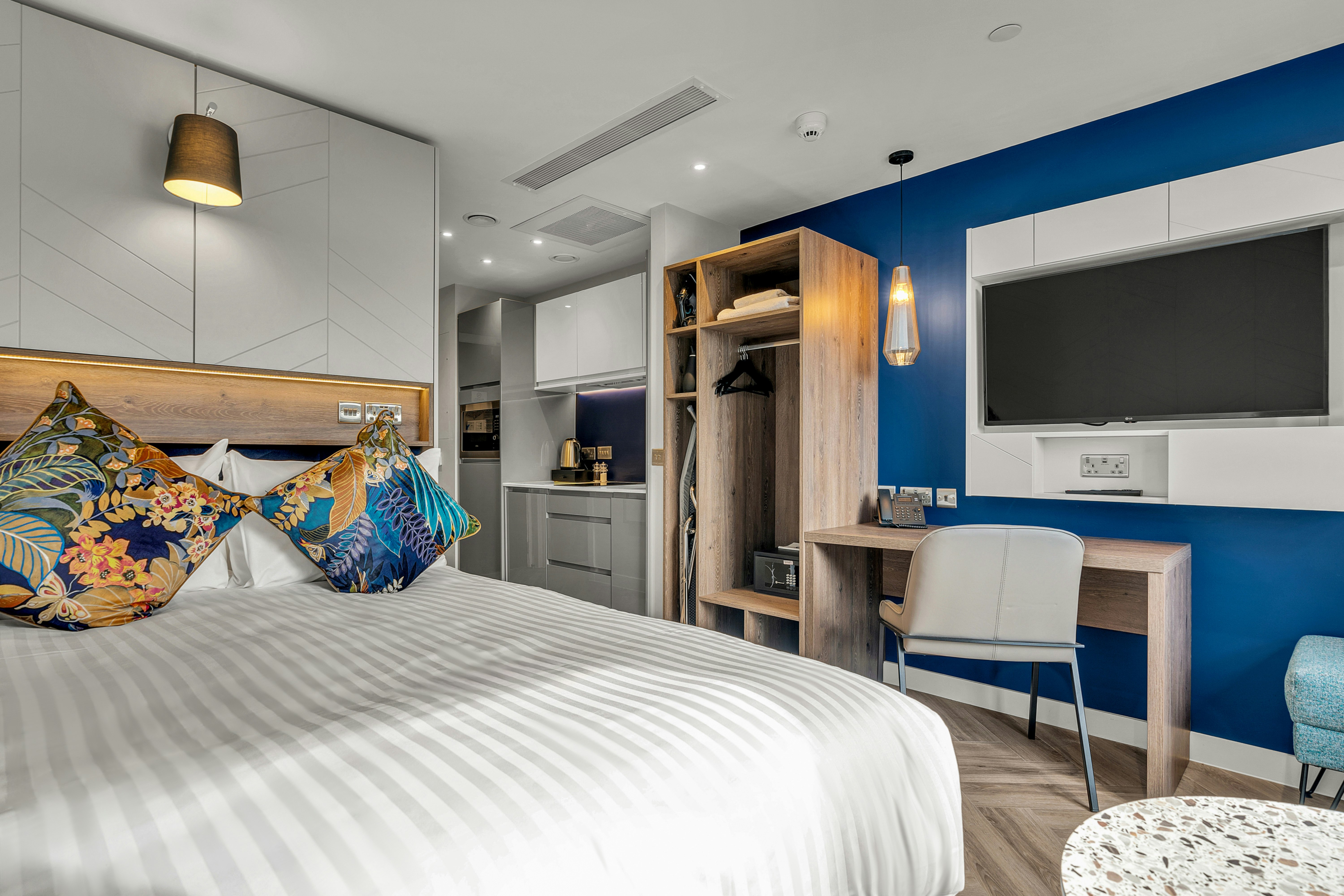 Neo, Studio, King Bed