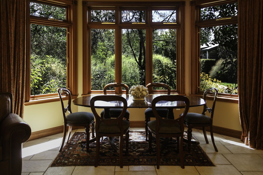 LAKE KARAPIRO LODGE 32/50