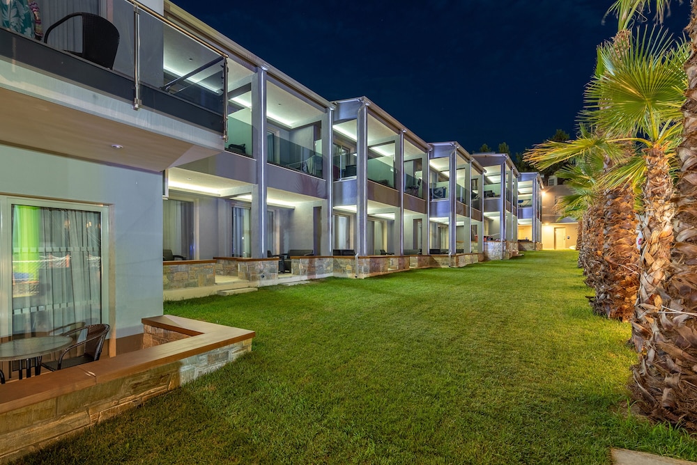 Dionysos Hotel Suites 57/68
