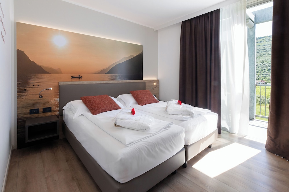 DELUXE, DOUBLE BED