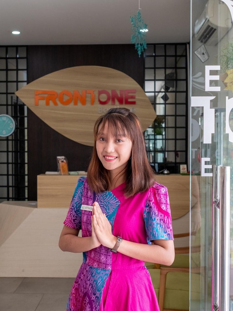 Three Eight Front One Boutique Batu 19/64