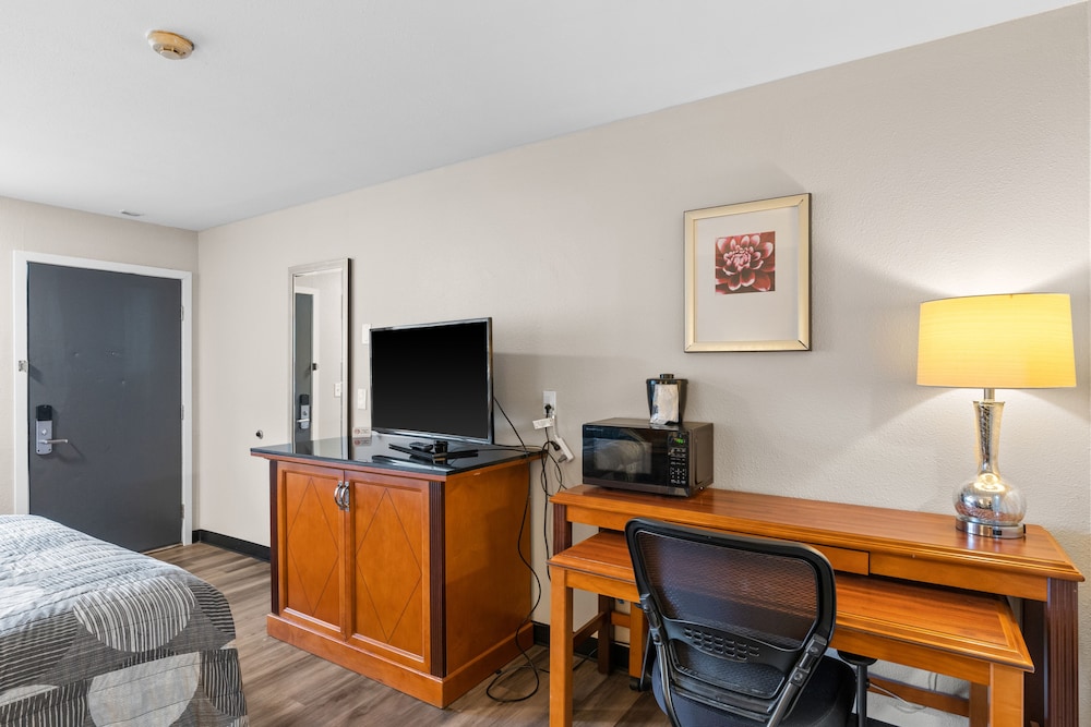 Basecamp Puyallup a Travelodge by Wyndham 34/50