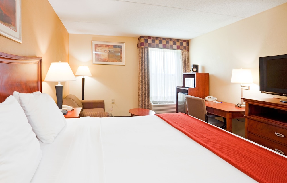 Four Points by Sheraton Fayetteville Fort Liberty 8/41