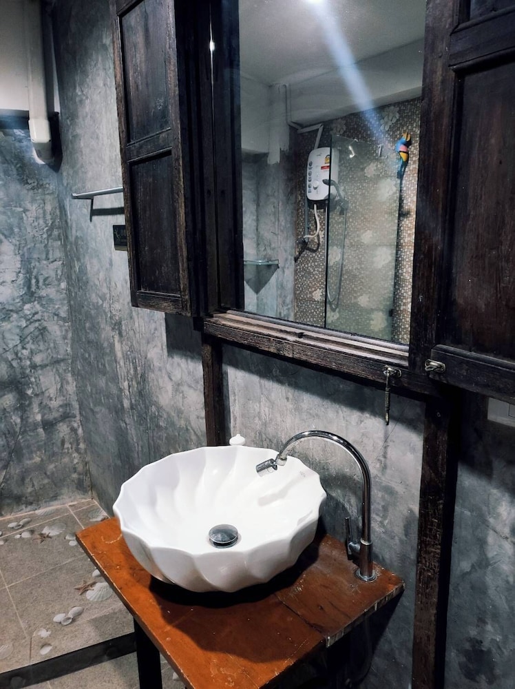 Around The World Bed and Breakfast - Hostel 50/50