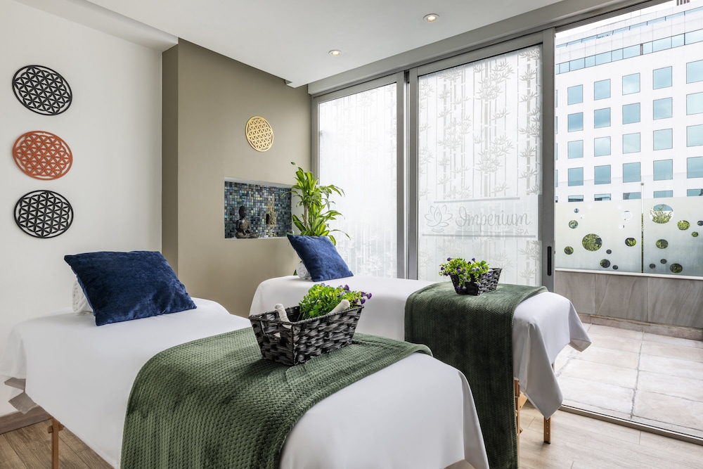 100 Luxury Suites By Preferred 35/76