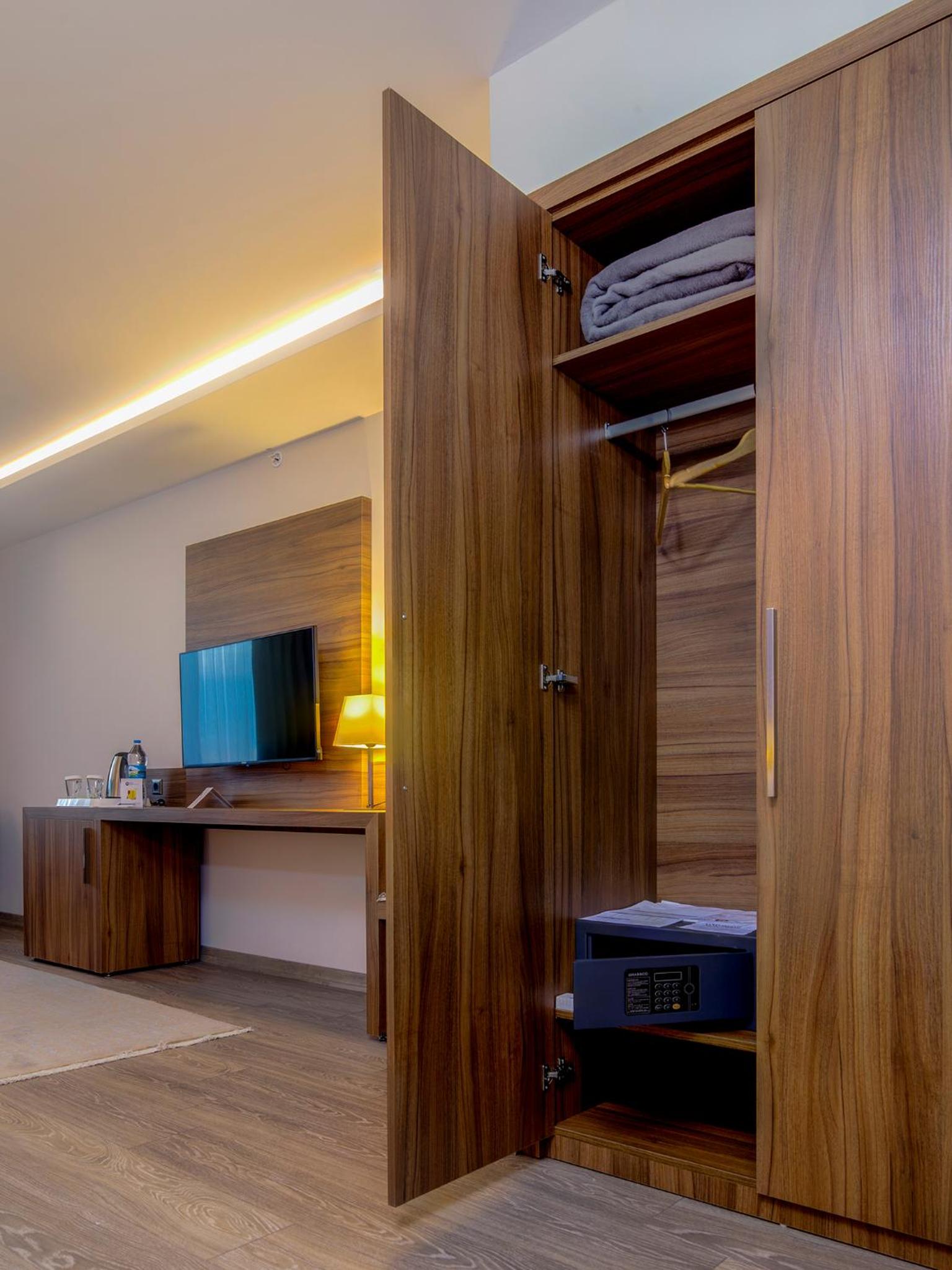 ROOM, QUADRUPLE
