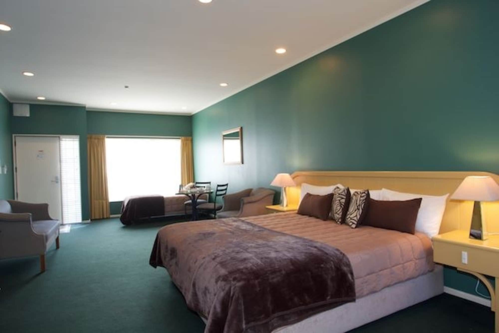 Studio, 1 King and 1 Single Beds, Xl