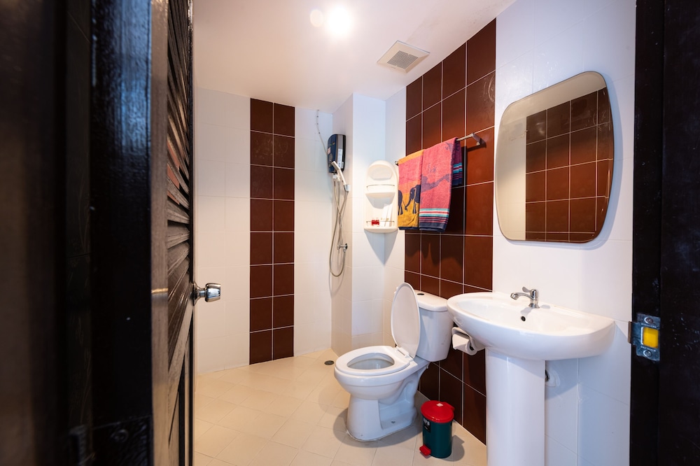 Baan Yuyen Karon Guesthouse 74/76