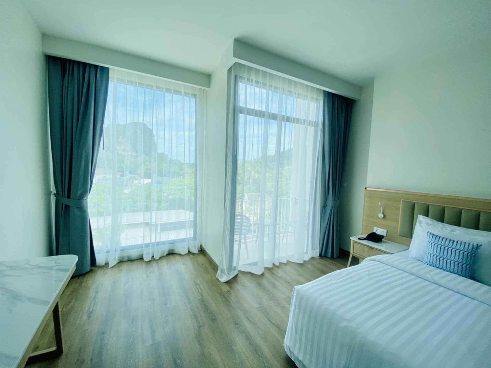 DELUXE, DOUBLE OR TWIN BED, MOUNTAIN VIEW