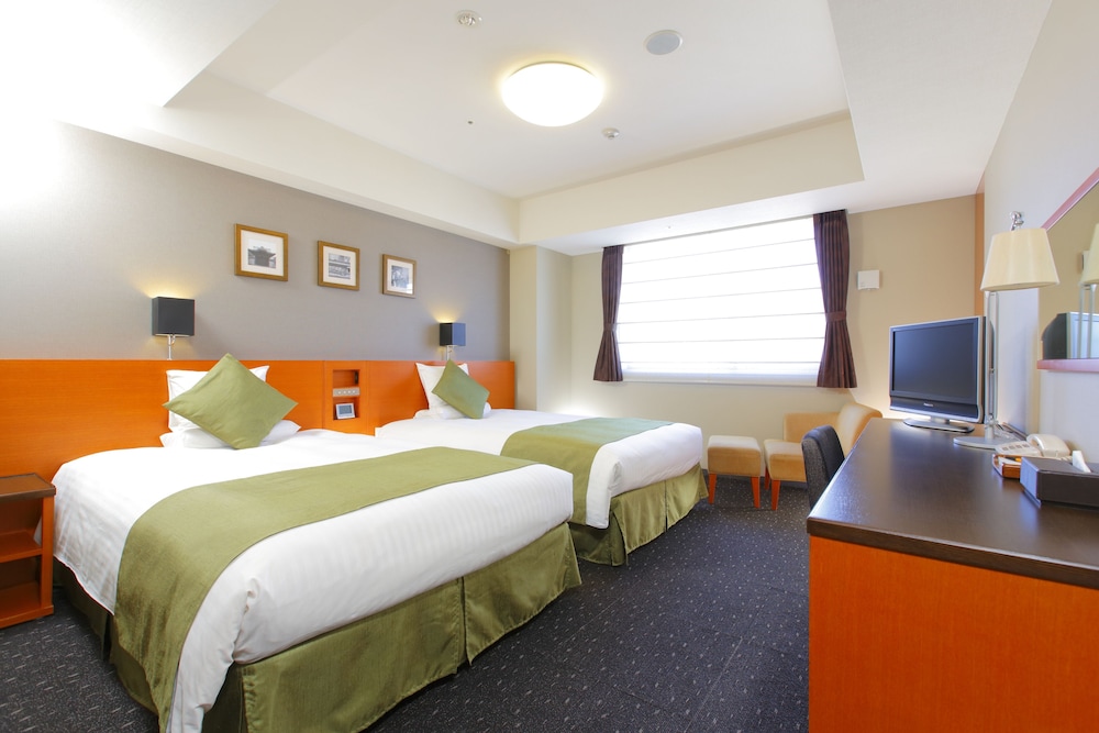 SUPERIOR, TWIN BEDS, NO CLEANING SERVICES