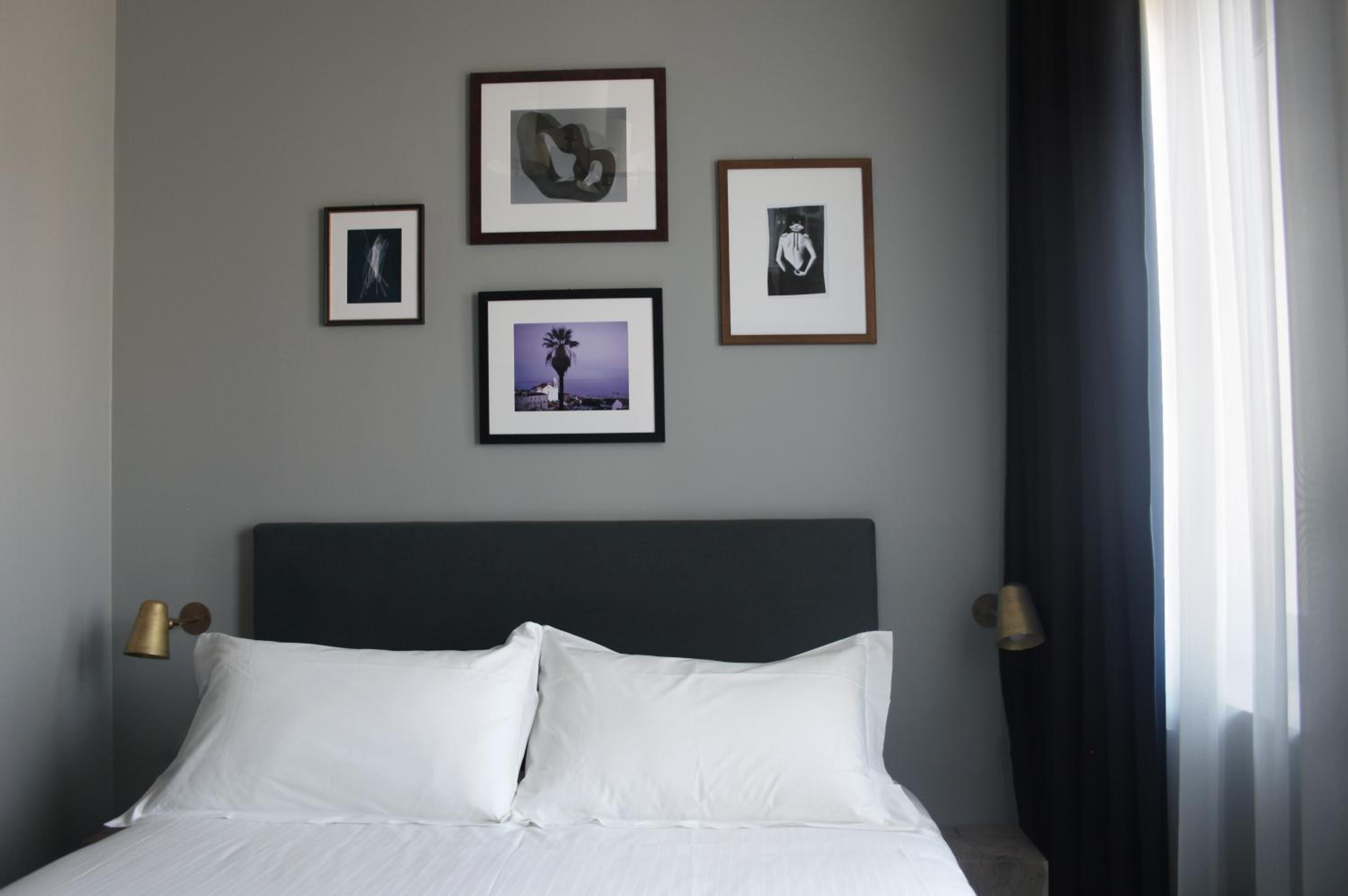 Smart, Queen Bed