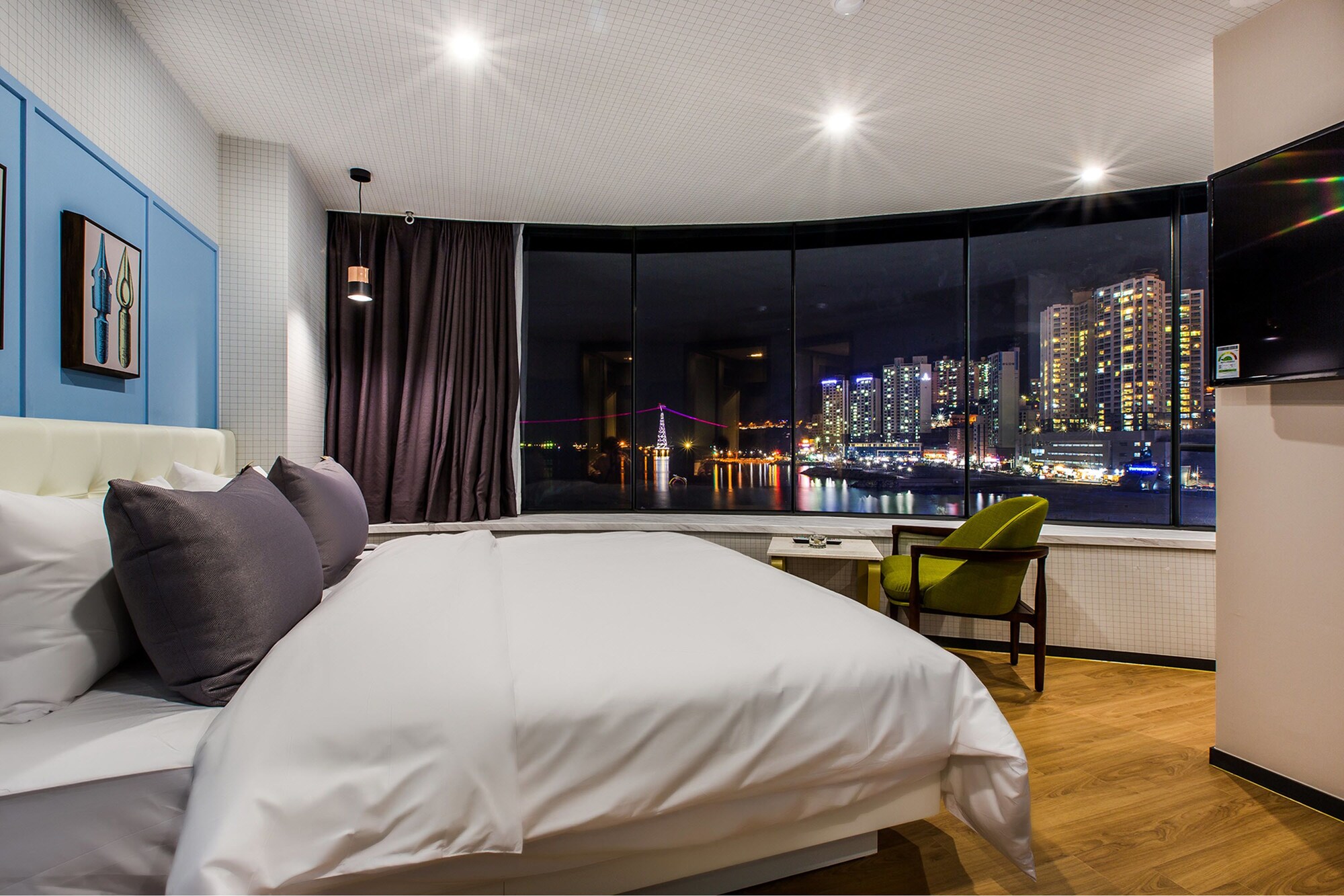 Panoramic, Queen Bed, Beach Front، Brown-Dot Songdo 3/6