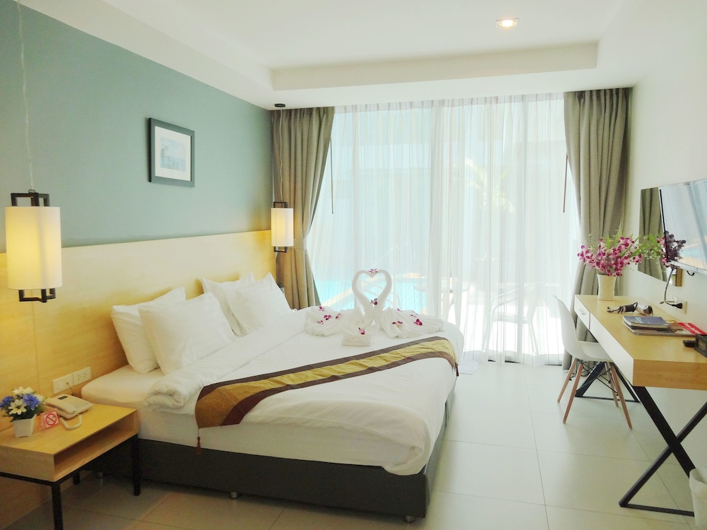 ROOM, DOUBLE BED, POOL ACCESS