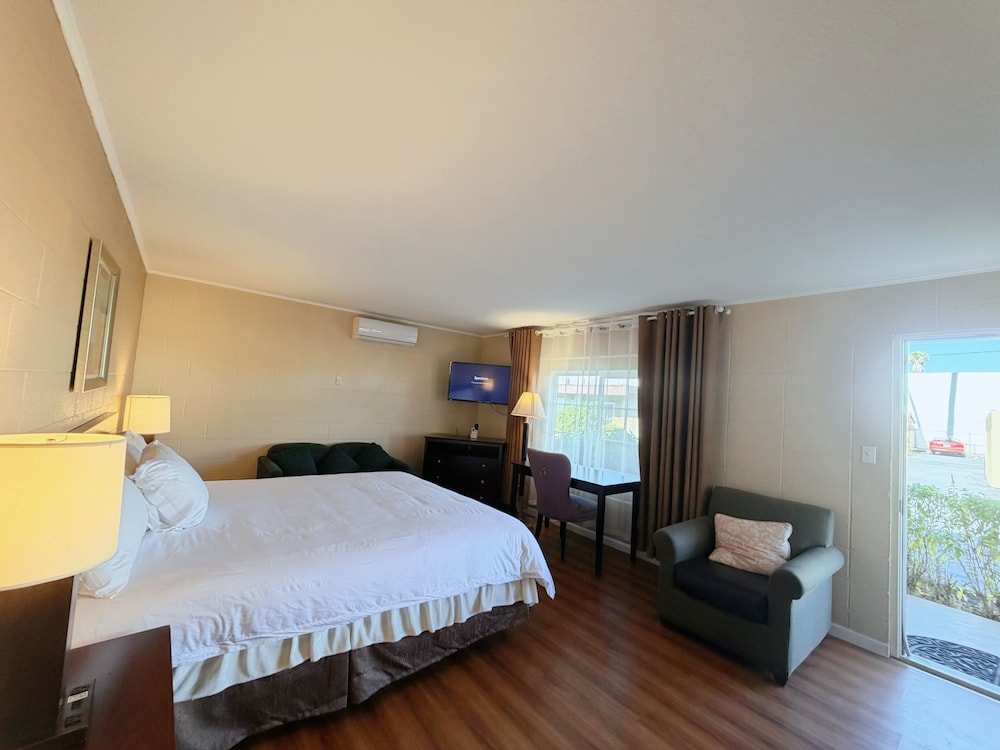 Royal Inn and Suites 17/42