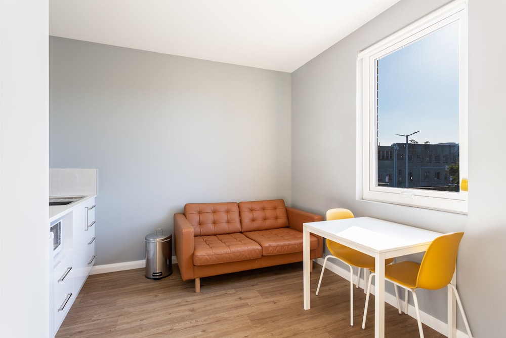 Mayfair Plaza Motel 43/53