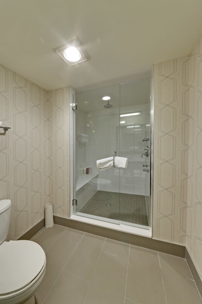 Coast, Premium, Junior Suite, Studio, King Bed, Valley View، Coast Kamloops Hotel And Conference Centre 6/7