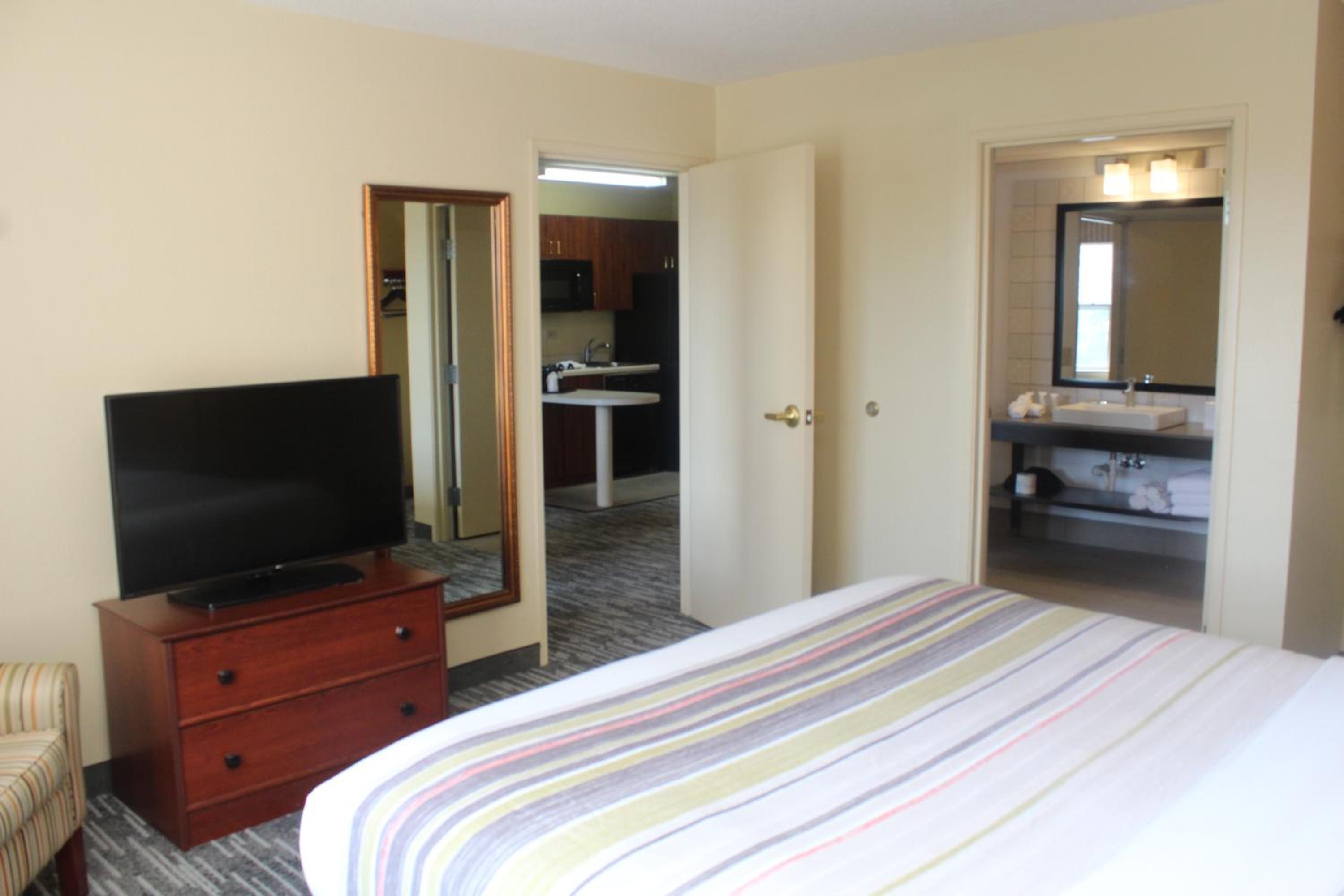 1 Bedroom, Suite, King Bed, Accessible, Country Inn & Suites by Radisson, Crystal Lake, IL 6/8