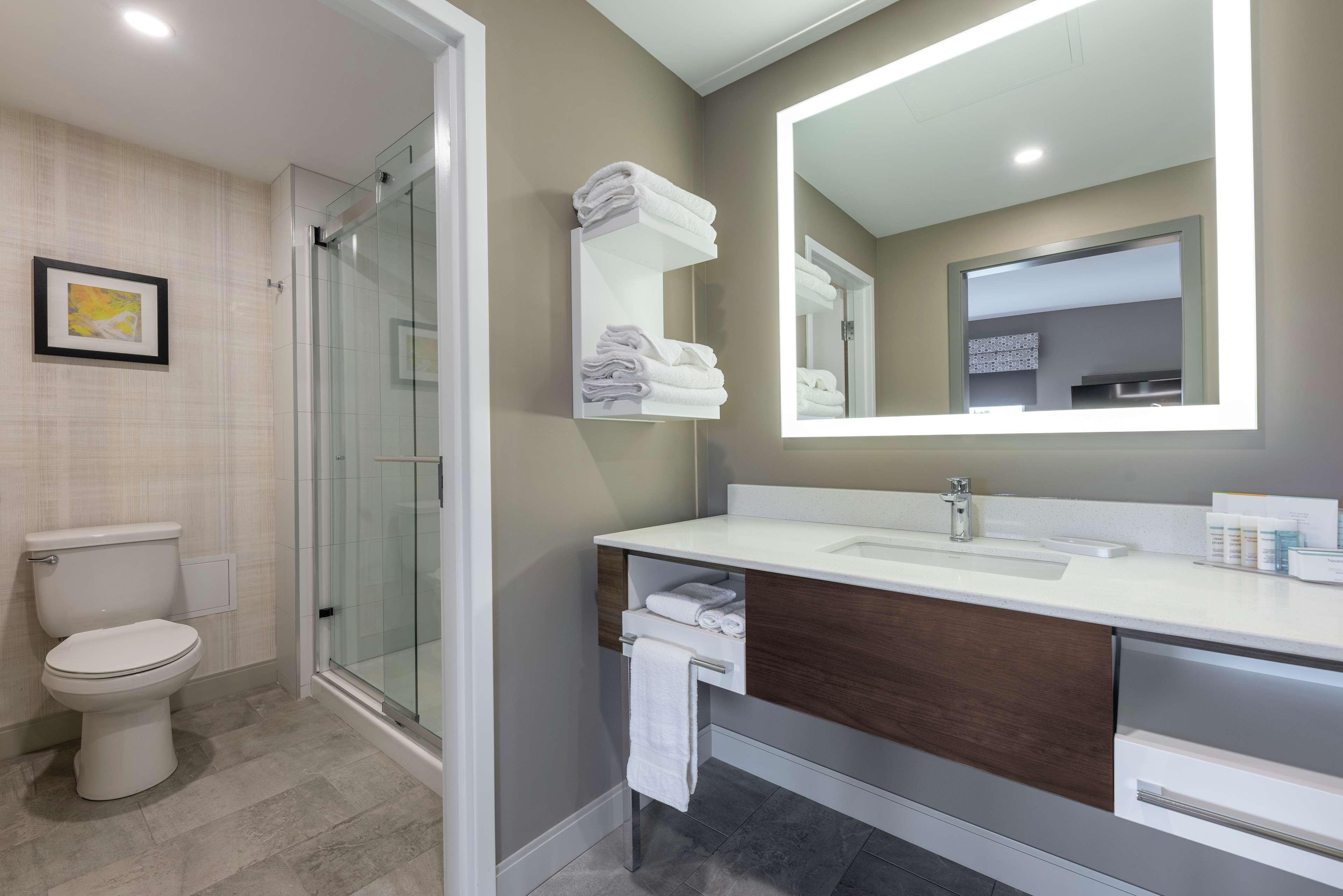 استوديو بسرير كينج، Hampton Inn and Suites Charlottetown 2/2