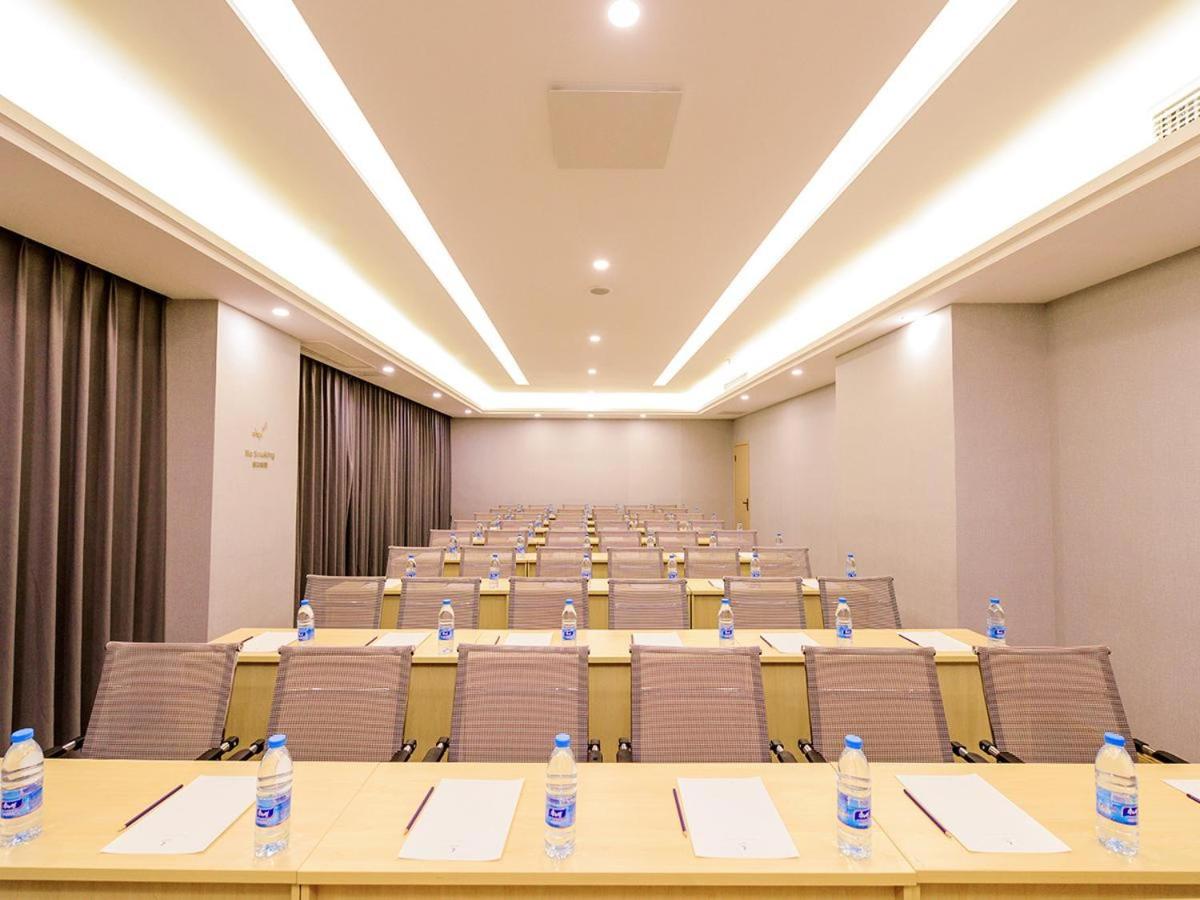 Lavande Hotel (Chengdu Xinjin Rulin Road Metro Station) 32/37