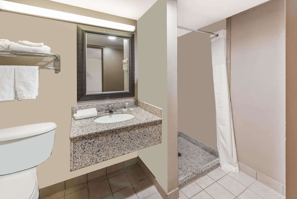 Travelodge By Wyndham Bloomington 25/62