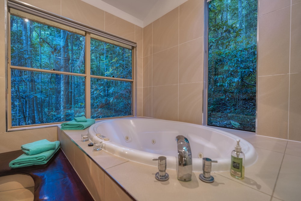 NARROWS ESCAPE RAINFOREST RETREAT 45/50