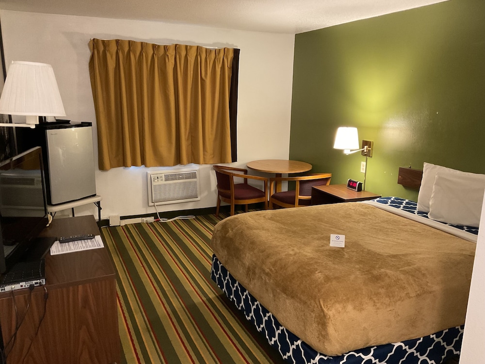 Budget Host Inn Buffalo 10/27