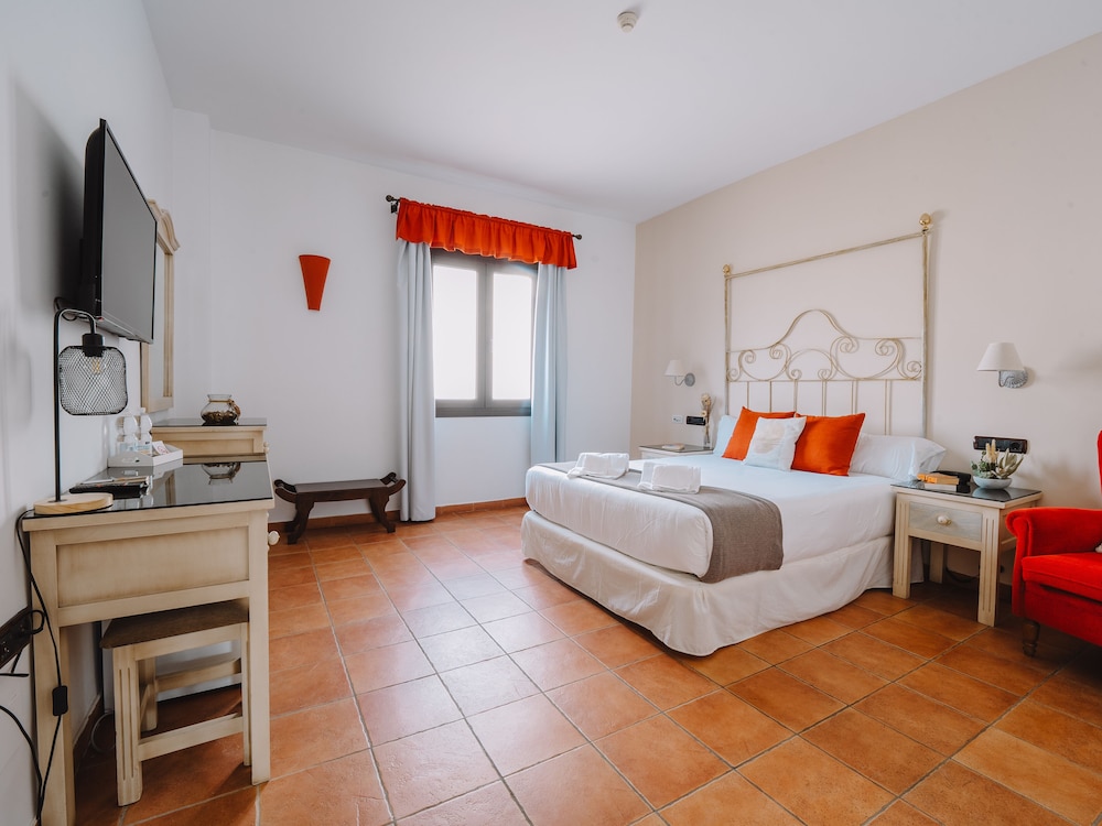 Standard, Double Bed, Private Bathroom 2/6
