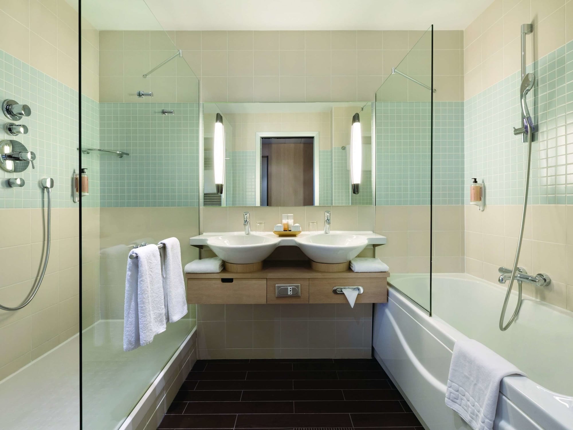 غرفة بريفيليج بسرير مزدوج بشرفة، Hotel Mercure Chantilly Resort & Conventions 4/6