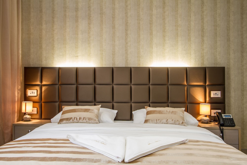 DELUXE, KING BED